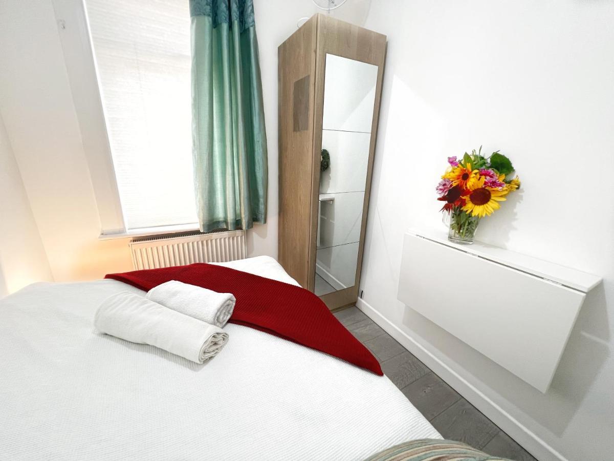 Luxurious House Near Excel- Air Conditioning, 9 Beds, 2 Baths, Garden, Fast Wifi 伦敦 外观 照片