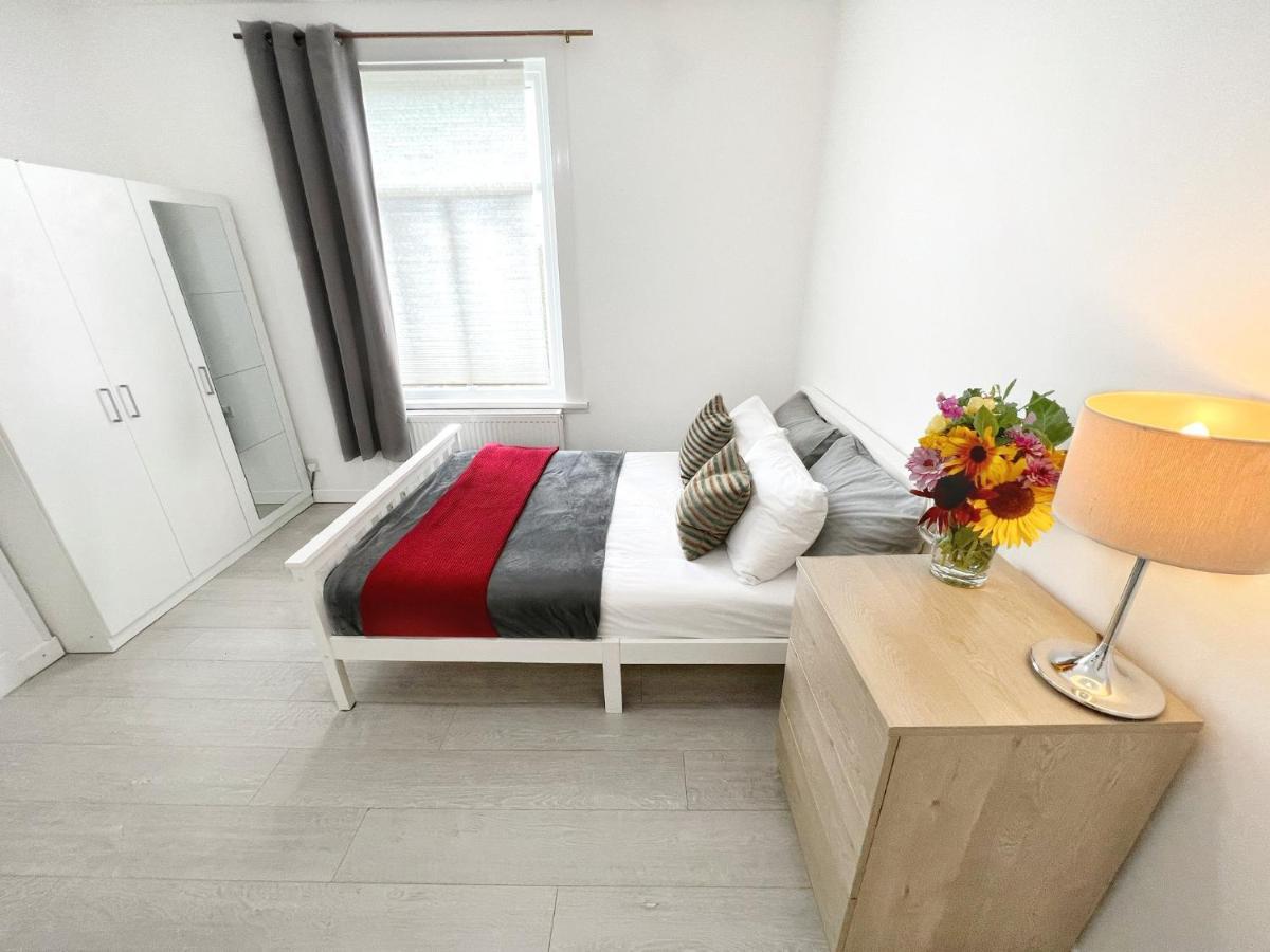 Luxurious House Near Excel- Air Conditioning, 9 Beds, 2 Baths, Garden, Fast Wifi 伦敦 外观 照片